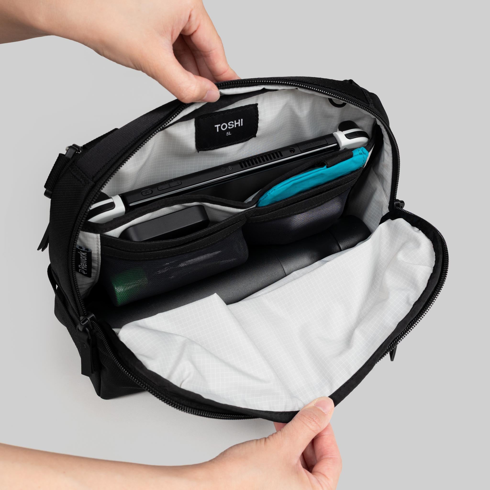 Rework Toshi Sling 5L v2（現行モデル） Rework Toshi Sling 5L V2 Singapore | Official Stockist | Karri – KARRI